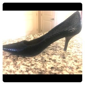 A shimmering night navy heel